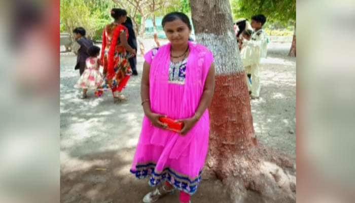 જૂનાગઢ અકસ્માત: બંધ રીક્ષાને ટ્રેકટરની જોરદાર ટક્કર, પતિ સામે ગર્ભવતી પત્નીનું મોત