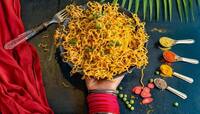 ઊલટી થઈ જાય તેવી maggi બનાવતી મહિલા પર ફૂટ્યો લોકોનો ગુસ્સો