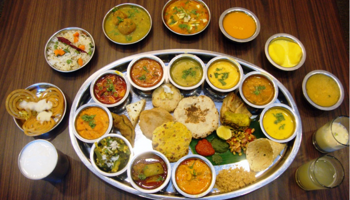 કર્ફ્યૂમાં હોટલમાં જમવાનો નવો ટ્રેન્ડ, હવે ડિનર નહીં લંચ માટે લાગે છે ભીડ