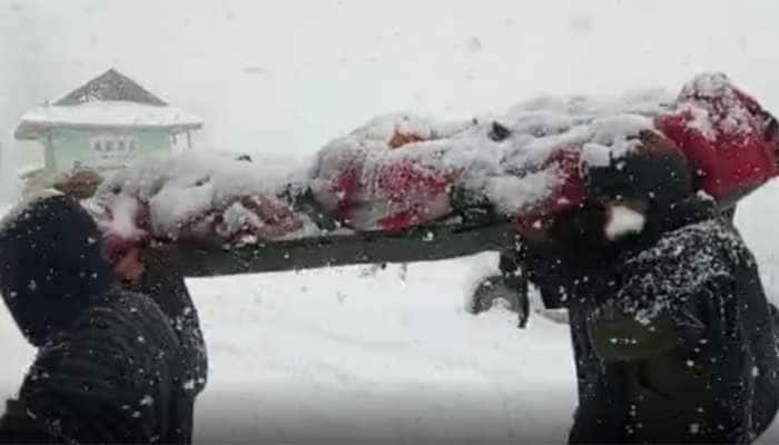 ભારે બરફવર્ષામાં ગર્ભવતી મહિલાને સ્ટ્રેચર પર સૂવાડી 12 KM પગપાળા લઈ ગયો પરિવાર