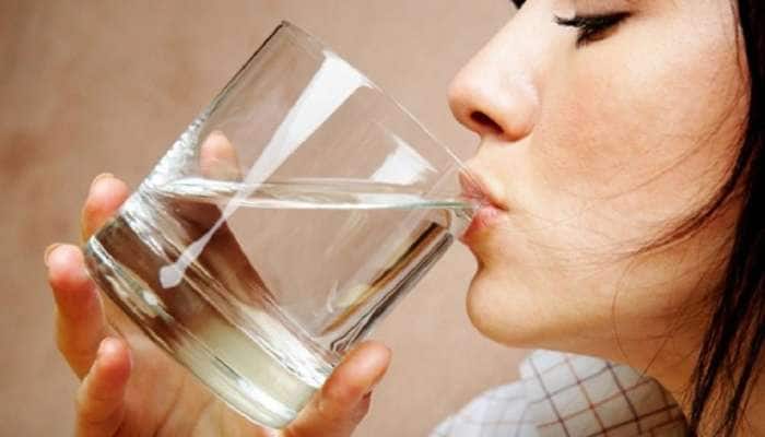 Hot Water Side Effects: શું તમે પણ શિયાળામાં ગરમ પાણી પીવો છો? જાણો તેના નુકસાન | Health News in Gujarati