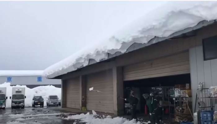 Video: ઘરની છતને સ્પર્શ કરવો પડ્યો ભારે, જાપાનીના માથા પર તૂટ્યો 'બરફનો પહાડ'