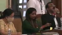 VIDEO: માર્યો લોચો... પાણી સમજી સેનિટાઇઝર પી ગયા BMC ના અધિકારી, અને પછી...