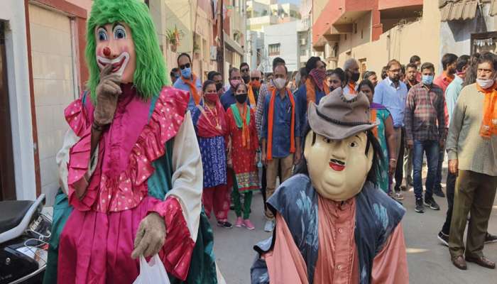 રાજકોટમાં ચૂંટણી પ્રચાર બન્યો રંગીલો, કાર્ટુન કેરેક્ટર સાથે લોકો વચ્ચે ફર્યા ઉમેદવાર 