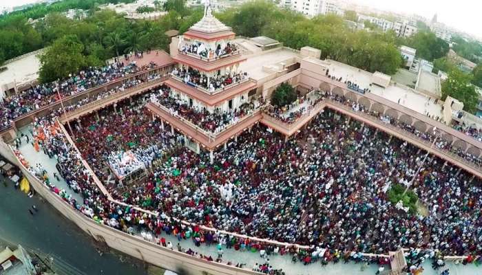 નડિયાદમાં વર્ષે એક જ વાર આ મંદિરમાં આરતી ઉતરે છે, હજારો કિલો સાકર-કોપરાનો આકાશમાંથી વરસાદ થાય છે