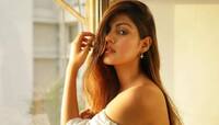 Rhea Chakraborty તેના ભાઈ Showik સાથે જોવા મળી એરપોર્ટ પર, આ એક ખાસ મેસેજ થયો વાયરલ