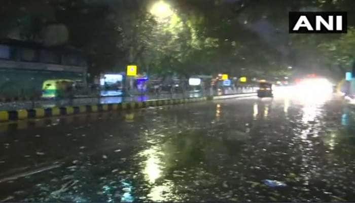 દિલ્હી-NCR માં વાતાવરણમાં પલટો, ઘણા સ્થળો પર ભારે પવનની સાથે વરસાદ