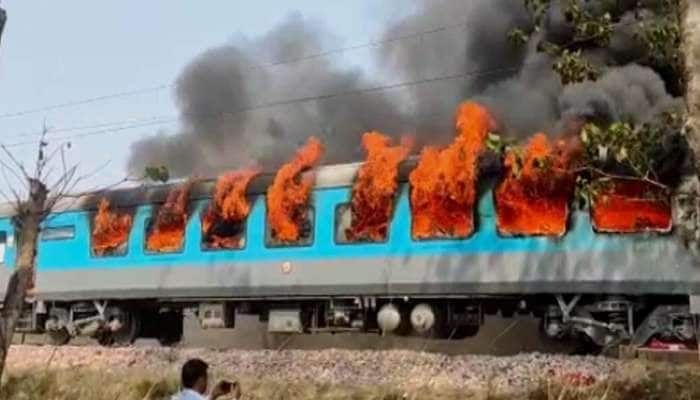 Delhi-Dehradun શતાબ્દી ટ્રેનના કોચમાં લાગી ભીષણ આગ, જોવા મળ્યા ધૂમાડાના ગોટેગોટા