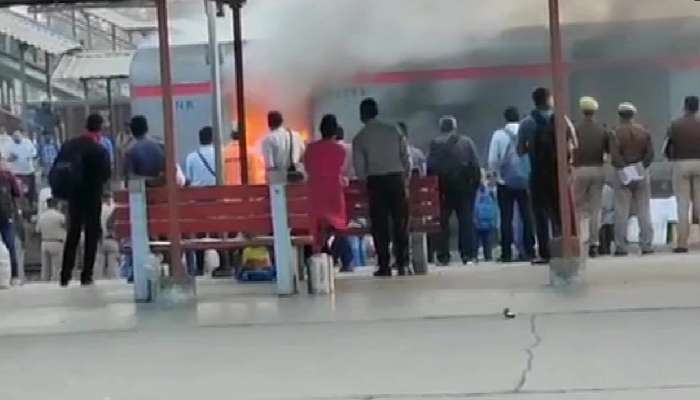 દિલ્હી-લખનઉ શતાબ્દી ટ્રેનમાં લાગી આગ, તમામ મુસાફરો સુરક્ષિત