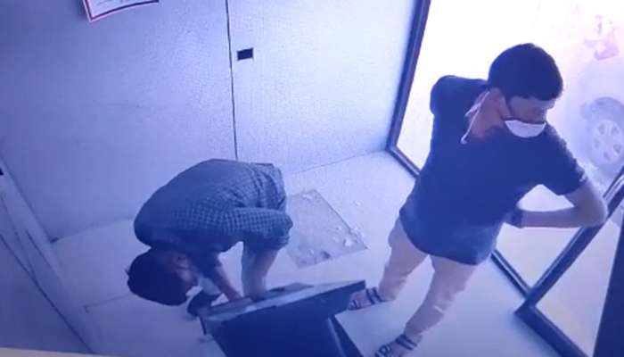 Ahmedabad: ધોળા દિવસે AMT માં ચોરી થતા ક્યારેય જોઇ છે? CCTV માં કેદ થઇ તસ્કરોની કમાલ Ahmedabad: ધોળા દિવસે AMT માં ચોરી થતા ક્યારેય જોઇ છે? CCTV માં કેદ થઇ તસ્કરોની કમાલ