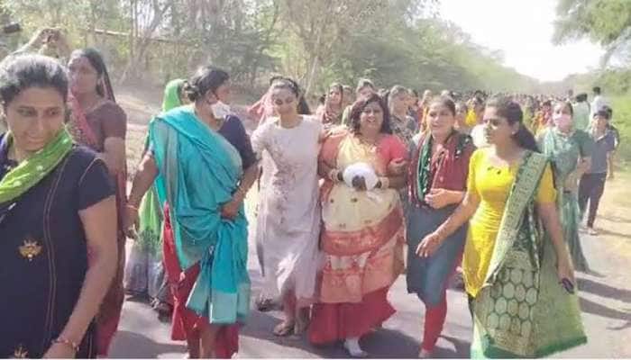 PATAN: સંતાનના લાંબા ભવિષ્ય માટે જનેતા લગાવે છે 1 કિલોમીટર લાંબી દોડ PATAN: સંતાનના લાંબા ભવિષ્ય માટે જનેતા લગાવે છે 1 કિલોમીટર લાંબી દોડ