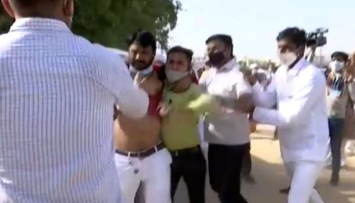 PALANPUR: રાકેશ ટિકૈતની સભા પહેલા કાળા વાવટા ફરક્યા, સમર્થકો અને વિરોધીઓ વચ્ચે ઘર્ષણ PALANPUR: રાકેશ ટિકૈતની સભા પહેલા કાળા વાવટા ફરક્યા, સમર્થકો અને વિરોધીઓ વચ્ચે ઘર્ષણ