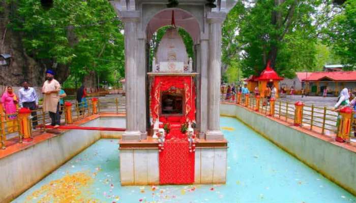 ભારતનું એક અનોખું મંદિર, જ્યાં આફતના સમયે રંગ બદલે છે ઝરણાનું પાણી ભારતનું એક અનોખું મંદિર, જ્યાં આફતના સમયે રંગ બદલે છે ઝરણાનું પાણી