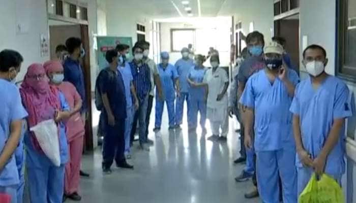 AHMEDABAD: સોલા સિવિલમાં મોડી રાત્રે ત્રણ વ્યક્તિઓએ હોસ્પિટલ માથે લીધી