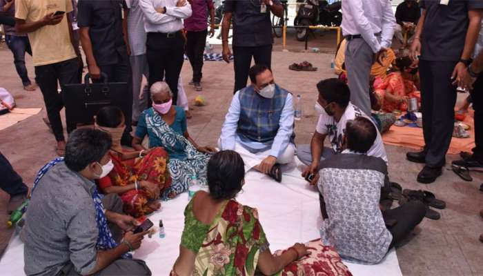 CM રૂપાણી જામનગરની મુલાકાતે, દર્દીનાં સગા સંબંધી સાથે મુલાકાત કરી સાંત્વના પાઠવી CM રૂપાણી જામનગરની મુલાકાતે, દર્દીનાં સગા સંબંધી સાથે મુલાકાત કરી સાંત્વના પાઠવી