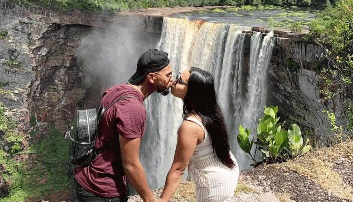 Cricketer નું બાળપણની મિત્ર પર આવી ગયું દિલ, ગર્લફ્રેન્ડને Kiss કરતા ફોટો થયા વાયરલ