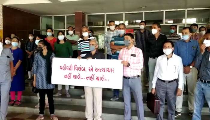 પડતર માંગણીઓને લઈને રાજકોટમાં મેડિકલ કોલેજના પ્રોફેસરોનો વિરોધ, આંદોલનની ઉચ્ચારી ચીમકી પડતર માંગણીઓને લઈને રાજકોટમાં મેડિકલ કોલેજના પ્રોફેસરોનો વિરોધ, આંદોલનની ઉચ્ચારી ચીમકી