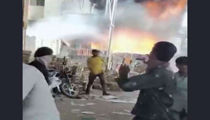 Rajkot : માર્કેટમાં કેરીની પેટીઓના ઘાસમાં તણખલું પડતા આગ લાગી, હજારોનો સામાન બળી ગયો