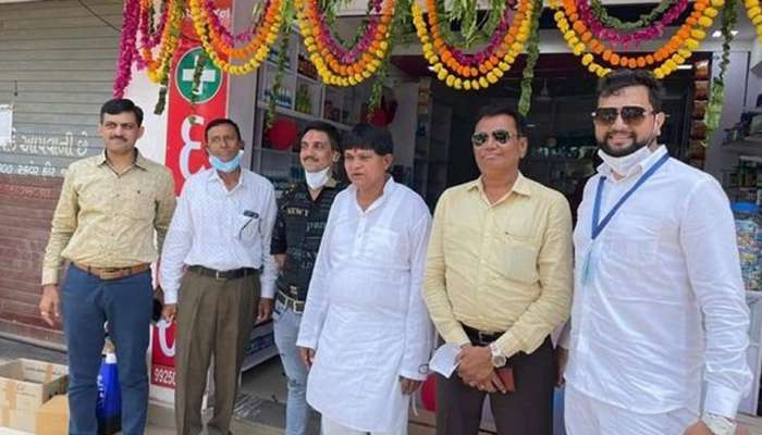 માસ્ક વગર ફોટા પડાવનાર મેયર અને PI દંડ ભરશે? નિયમો માત્ર નાગરિકો માટે જ છે?