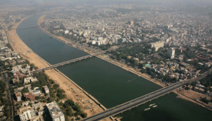 અમદાવાદ તરફ આગળ વધી રહ્યું છે વાવાઝોડું, કામ વગર ઘરથી બહાર ન નીકળવા તંત્રની સુચના
