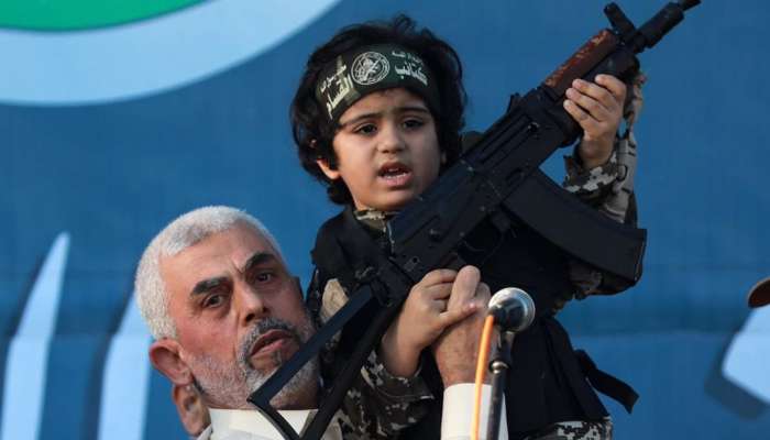 હમાસના આતંકી અને 'ખાન યૂનિસના કસાઈ' સિનવારે 5 વર્ષના બાળકને પકડાવી AK-47