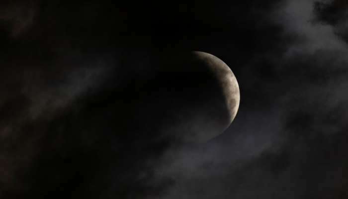 Lunar Eclipse 2021: વર્ષનું પ્રથમ ચંદ્રગ્રહણ શરૂ, દુનિયાભરમાંથી આવી રહી છે સુંદર તસવ