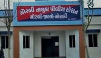 MORBI: હાઇવે પર ટેન્કર પલટી મારી ગયું, લોકોએ ડીઝલ લેવા માટે પડાપડી કરી