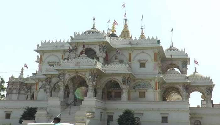 ગોપીનાથજી મંદિરનું રાજકારણ ગરમાયું, બે સ્વામીને બે વર્ષ માટે કરાયા તડીપાર 