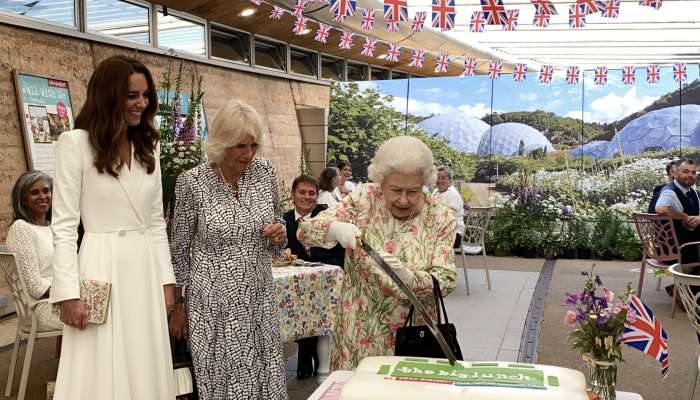 બ્રિટનના મહારાણી Elizabeth નો શાહી અંદાજ, ચાકુની જગ્યાએ તલવારથી કાપી બર્થડે કેક