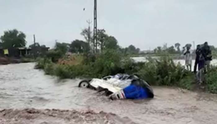 કચ્છ-સૌરાષ્ટ્રમાં ધોધમાર વરસાદ, નડાળા નદીમાં બોલેરો ગાડી તણાઇ, 3નો આબાદ બચાવ