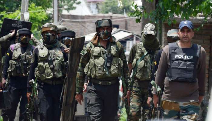 J&K: સુરક્ષાદળો આકરા પાણીએ, સોપોરમાં જવાબી કાર્યવાહીમાં LeT કમાન્ડર Mudasir Pandit સહિત 3 આતંકીઓ ઠાર