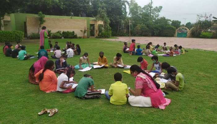 Ahmedabad : મોબાઈલ ન ધરાવતા સરકારી શાળાના બાળકો માટે શિક્ષકોની અનોખી પહેલ