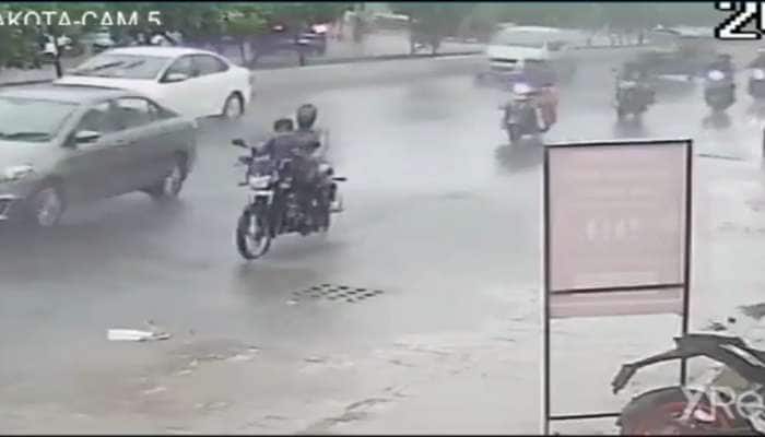 વડોદરા કોર્પોરેશનની પોલ ખૂલી, પાલિકાના ખાડા બન્યા જીવલેણ