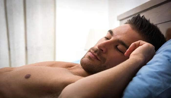 Benefits of Sleeping Naked: પુરુષોએ કપડાં વગર સૂવું જોઈએ, મળશે આ ખાસ લાભ