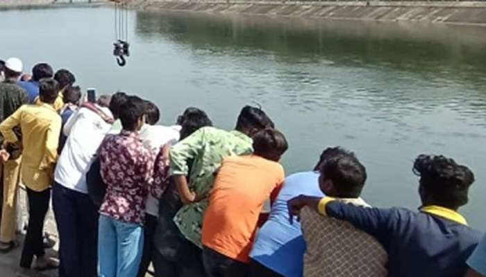Narmada Canal પાસેથી મળી આવી યુવકની લાશ, કારમાંથી મળ્યા લોહીના ડાખ, હત્યા કે આત્મહત્યા તે અંગે ઘૂંટાતુ રહસ્ય
