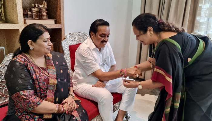 Photos : દર્શના જરદોશે સીઆર પાટીલને બાંધી રાખડી, ભેટમાં માંગ્યું ગુજરાતની બહેન-દીકરીઓની રક્ષાનું વચન