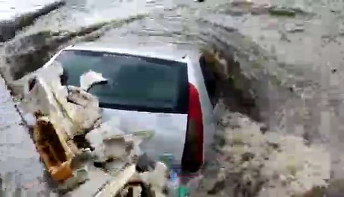 સૌરાષ્ટ્રમાં બારે મેઘ ખાંગા, વિજળી પડતા 5 ના મોત,રસ્તાઓ પર નદીઓ વહેતી થતા ગાડીઓ તણાઇ
