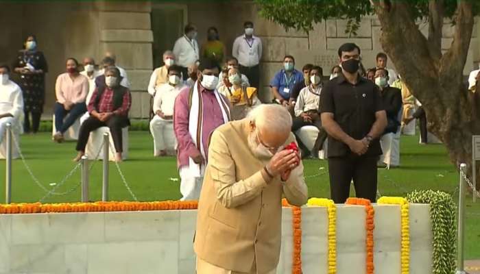 Gandhi Jayanti 2021: PM મોદીએ રાજઘાટ પર બાપુને કર્યા નમન, કહ્યું- દરેક પેઢી માટે આદર્શ છે મહાત્મા ગાંધી