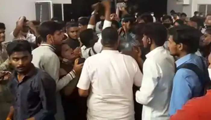 Surat: POLICE અને ABVP વચ્ચે રકઝક, પોલીસ ઇન્સ્પેક્ટર પાસે હાથ જોડીને મંગાવી માફી