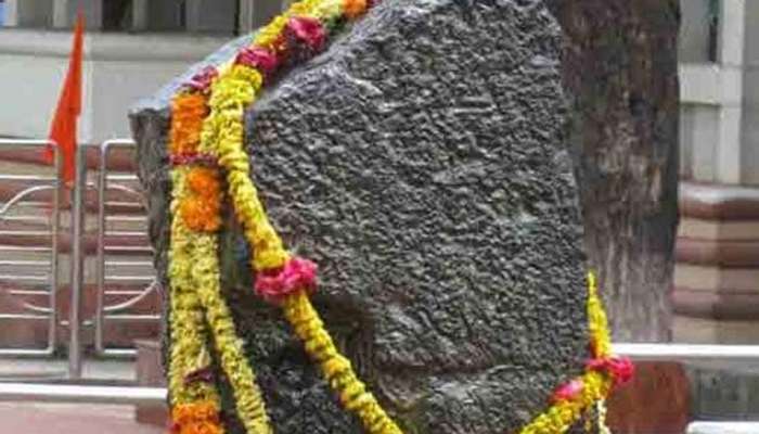 Shani Dev Idol: આ દેવતાની ઘરમાં રાખવામાં આવતી નથી મૂર્તિ, બહાર મંદિરમાં જ થાય છે પૂજા, જાણો કારણ 