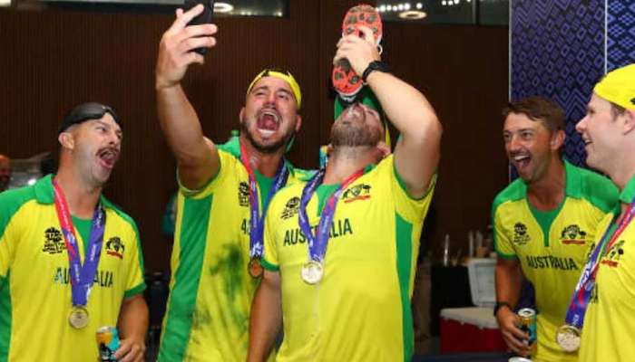 T20 WC: પગમાંથી જૂતા ઉતર્યા, બીયર નાખ્યું અને પી ગયા....ઓસ્ટ્રિલયન ખેલાડીઓનો અનોખો જશ્ન