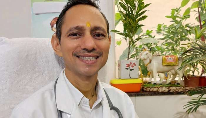 Viral Video: જો જો જોઇને ઉલટી ન થઇ જાય...આ શું! ડોક્ટર છાણ ખાઇ રહ્યા છે? ગણાવ્યા અઢળક ફાયદા