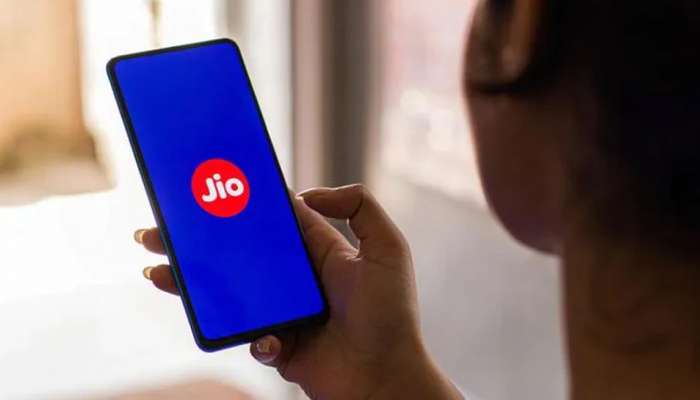 Jio ને લાગ્યો 440V નો ઝટકો! એક મહિનામાં મોટી સંખ્યામાં લોકો છોડ્યો સાથ, જાણો શું હાલ છે Airtel-Vi નો