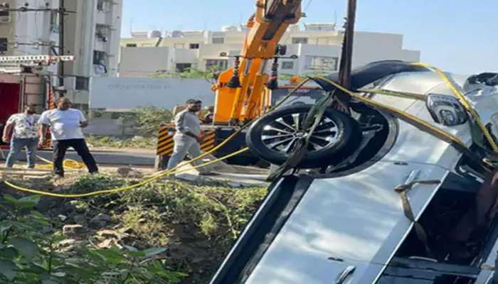 RAJKOT: મવડી રોડ પર અત્યંત વૈભવીગાડી કૂવામાં ખાબકતા એકનું મોત, બેનો ચમત્કારીક બચાવ