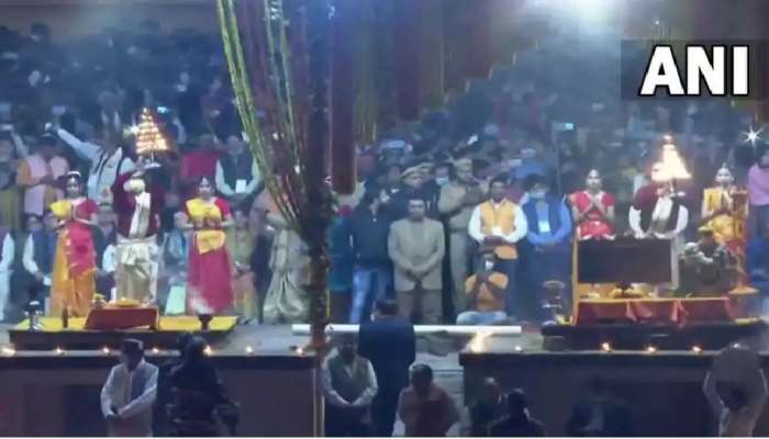 ભવ્ય ગંગા આરતી જોઈ અભિભૂત થયા PM મોદી, અનેક રાજ્યોના મુખ્યમંત્રીઓ રહ્યાં હાજર