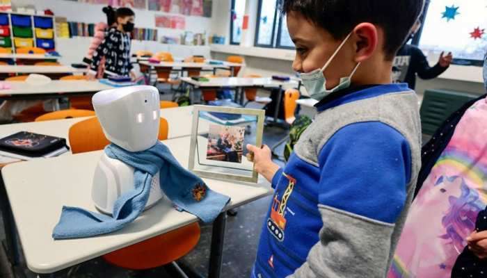 7 વર્ષના બાળકની જગ્યાએ રોબોટ જાય છે સ્કૂલ, રડાવી દેશી હોનહાર બાળકની આ કહાની