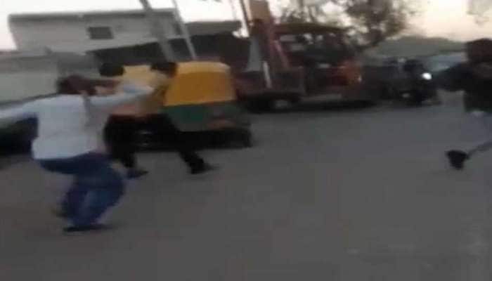 Video: નરોડા વિસ્તારમાં પોલીસકર્મી પર જીવલેણ હુમલો, બૂટલેગરે દોડાવી દોડાવીને માર્યા
