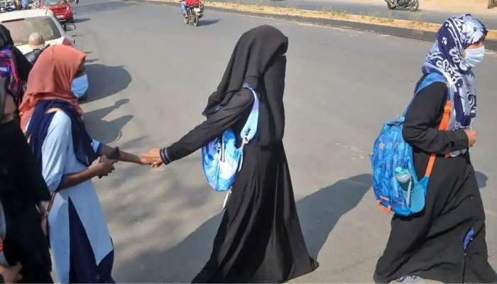 Karnataka Hijab Row: પ્રદર્શન કરી રહેલી છ યુવતીઓના ફોન નંબર સોશિયલ મીડિયા પર વાયરલ, માતા-પિતાનો આરોપ
