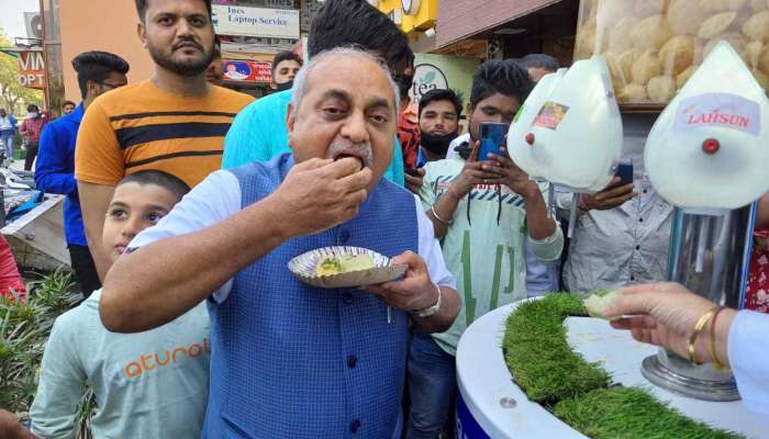 અમદાવાદના કાફેમાં નીતિન પટેલે પાણીપુરી ખાધી, સુરતમાં યુવતીના હત્યા અને યુક્રેન મહાસંકટ મુદ્દે મહત્ત્વપૂર્ણ નિવેદન