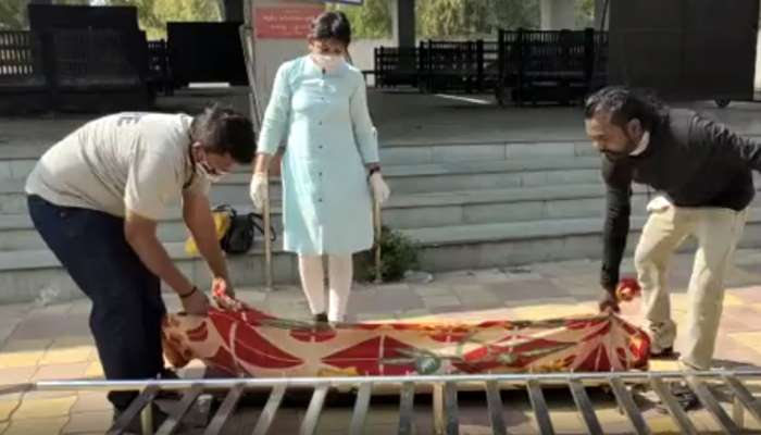 Women's Day 2022: જ્યાં જીવતે જીવ લોકો પોતાનાને ત્યજી દે છે ત્યાં આ મહિલા મૃતદેહોના વારસ બની હિન્દુ વિધિથી કરે છે અંતિમ સંસ્કાર